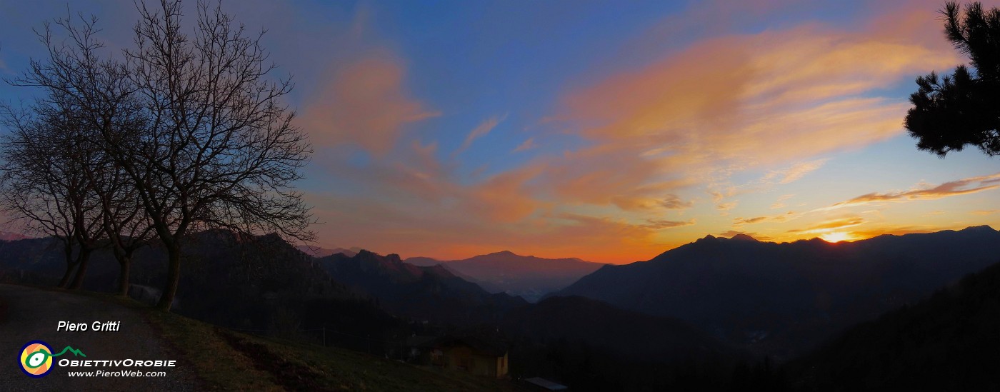 50 Il sole tramonta verso il Monte Zucco.jpg